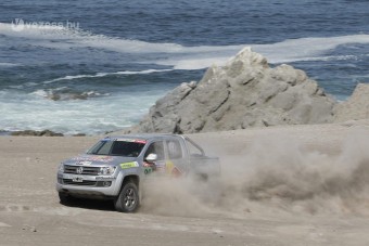 Sztárok autóznak a Dakaron