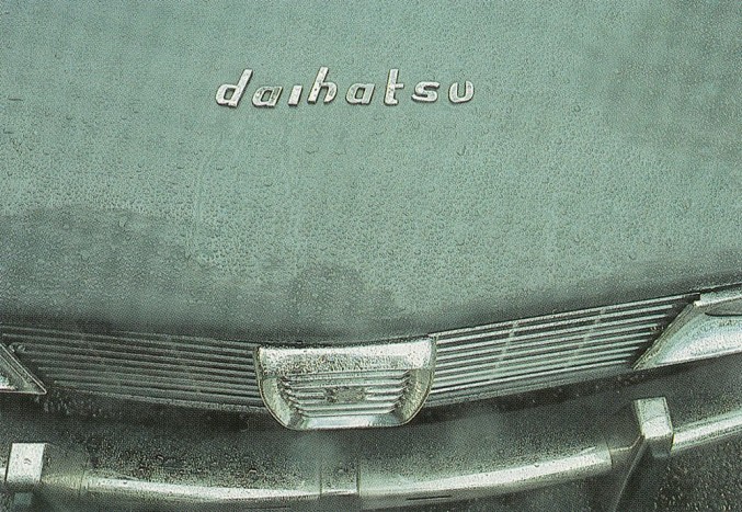 Az első 99-est Daihatsunak álcázva tesztelték. Akkoriban Skandináviában homályos kép élt a japán járművekről