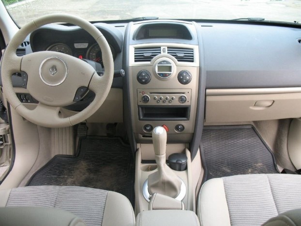 Dízelt a családnak kétmillióért 6 | Vezess Hangulatos a francia belső, kár hogy a műanyagok látványosan hámlanak pár év után