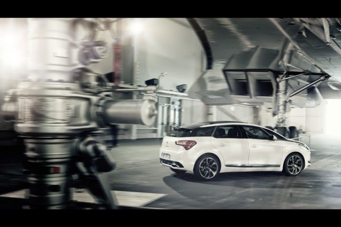 Nem látszik rajta, de a C4 Grand Picasso padlólemezére épül a DS5. Mivel csak ötüléses, jobb benne az utasok térérzete, mint a Concorde szűkös kabinjában 