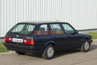 1990-től készült a simulékonyabb formájú E36-os, a családi verziót még négy évig tolta a BMW