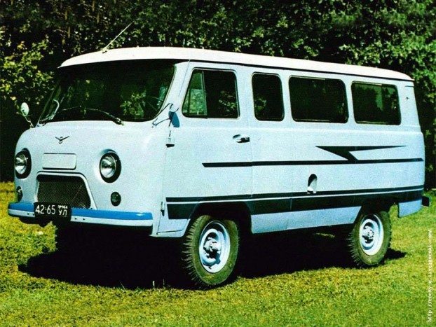 Válságálmok karácsonyra 6 | Vezess Az UAZ-ban az ivadékok kedvükre morzsázhatnának, vagy akár az ablakot is tapogathatnák lángos-zsírtól csöpögő kézzel