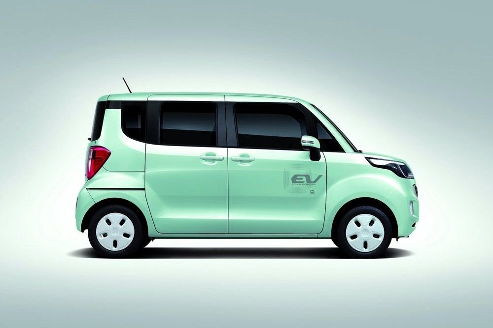 A kis villanyos a Mitsubishi i-Miev, a Peugeot iOn és a Citroen C-Zero vetélytársa lehet