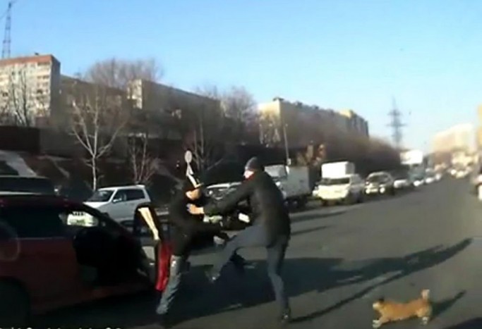 Verekedés autós és gyalogos között