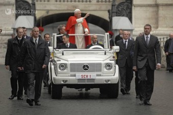 Zöld pápamobilt terveznek fiatalok