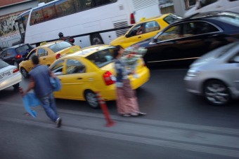 Félnek az autóvezetők a forgalomban