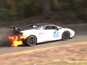 Versenyt nyert a lángoló Lamborghini