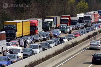 Holdig érő kocsisor az autópályákon