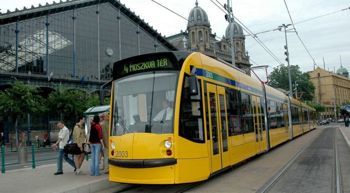 Az autósok rovására gyorsulnak a villamosok