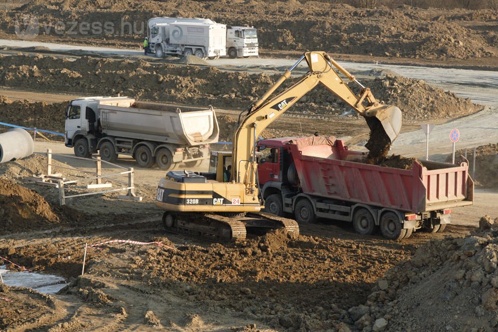 Először bő 62 000 köbméter földet kellett elszállítani, majd több mint 5000 tonna acél és 9000 köbméter beton épült be az új csarnokba