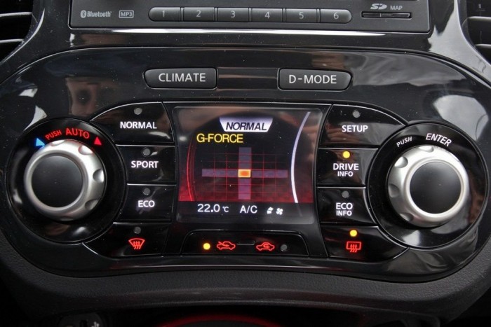  A gyorsulásmérő abszolút parasztvakítás, irányonként három kocka jelzi, hogy kicsit, nagyon vagy közepesen gyorsítunk, lassítunk, fordulunk