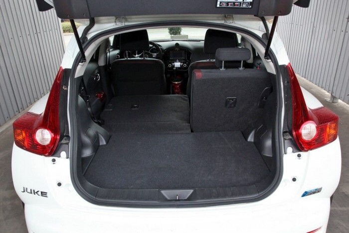 A 251 literes csomagtartó kisautóhoz mérten nem rossz, de a Juke robusztus megjelenéséhez képest meglepően szűk