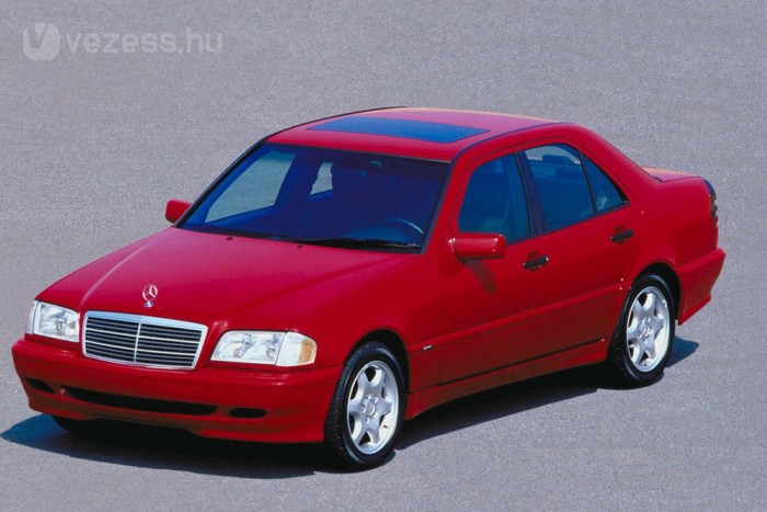 Használt autó: van olcsó, de szép? 5 A korai modellekben még a W124-es széria belső kapcsolói voltak, kifutásáig nagyon sokat fejlődött a C-osztály