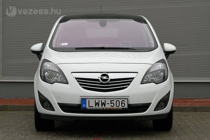 130 lóerős dízelmotor lapul benne