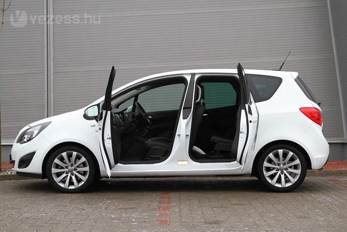 Úgy nyílik, mint otthon a szekrény