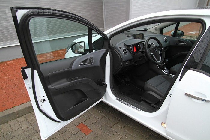 Mind a négy ajtó nagyra nyílik