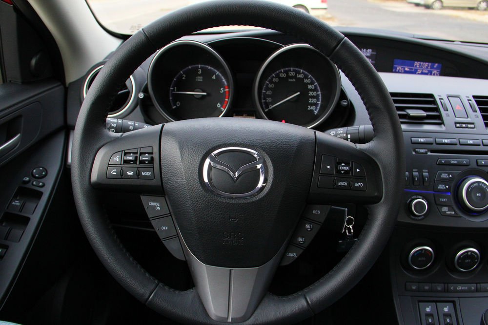 Ebből a nézőpontból ideális hely a Mazda3 belseje, vezetni még a tohonya dízellel is kellemes