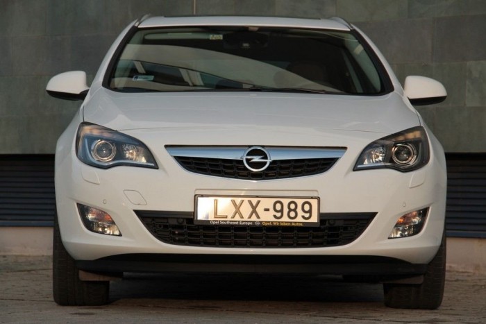 Az új Astra 2009-ben még megdöbbentően szép, különleges formájú autónak tűnt. Mára teljesen besimult az utcaképbe, a kombi pedig végképp észrevehetetlen a forgalomban