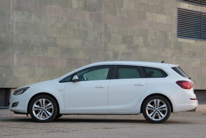 Opel Astra: A …, de … autó 5 Az alaktényező 0,33, nem valami fényes érték. Egy áramvonalasított EcoFlex-verzió javíthatná a fogyasztást (az Insignia kombié 0,30)