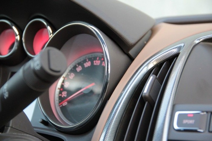SPORT állásban pirosra vált az amúgy fehér műszerfal-világítás