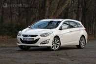 A Hyundai i40-es Premium változata jó formájú, ízléses, tágas belsővel, okos extrákkal megtömött remek autó, amivel mindössze egy baj van. Ennyi pénzért mások is tudnak jó autót csinálni