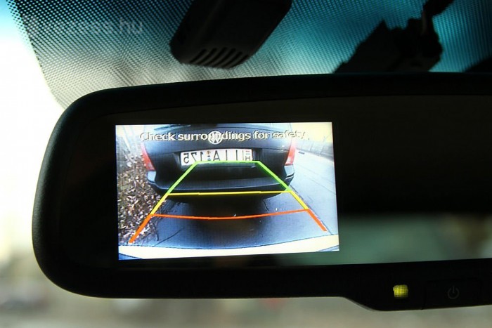 A tolatókamera képe a visszapillantóban látszik