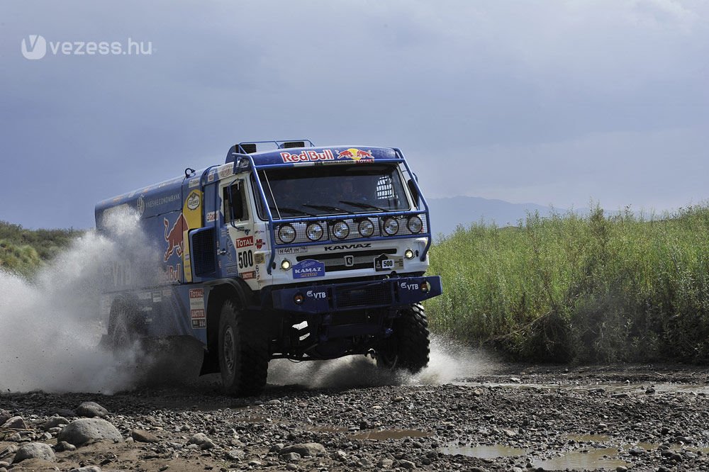 Szalayék autója nem bírja a Dakar melegét 13