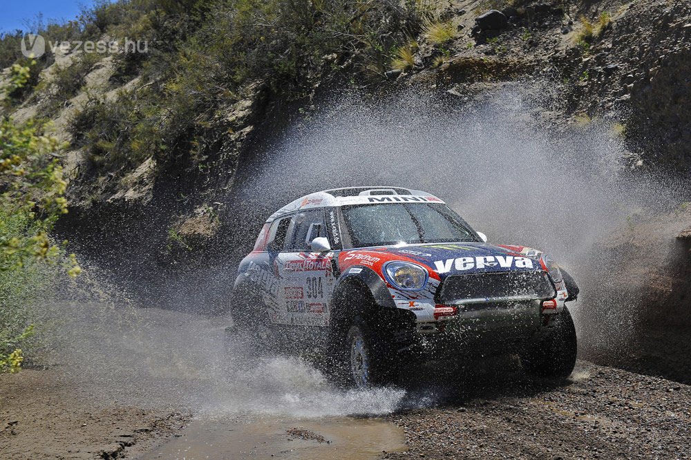 Szalayék autója nem bírja a Dakar melegét 17