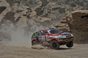 Szalayék negyven autót előztek le