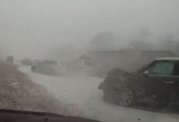 Tömegbalesetet okozott a jeges út