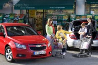 A magánemberek elodázzák autóbeszerzéseket. Mozgósítható tőkéjét inkább végtörlesztésre fordította a lakosság fizetőképes része, nem pedig új autókra