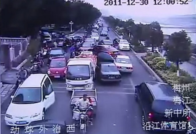 Rendőrt gázolt az ámokfutó autós