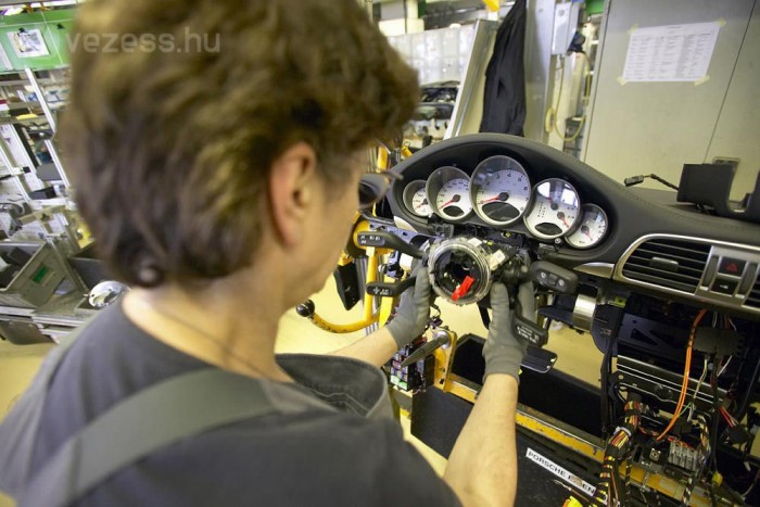 Szép lassan épül össze egy Porsche