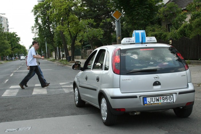 Videókat is néztünk a különböző forgalmi helyzetekről