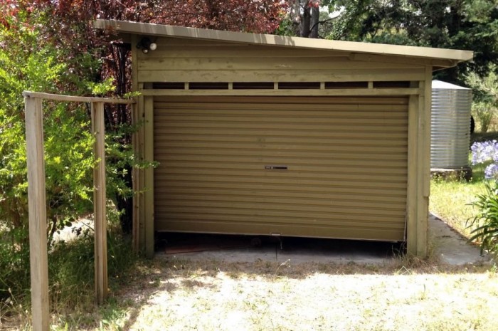 Misztikum: a szomszéd garázsba bújt az autó