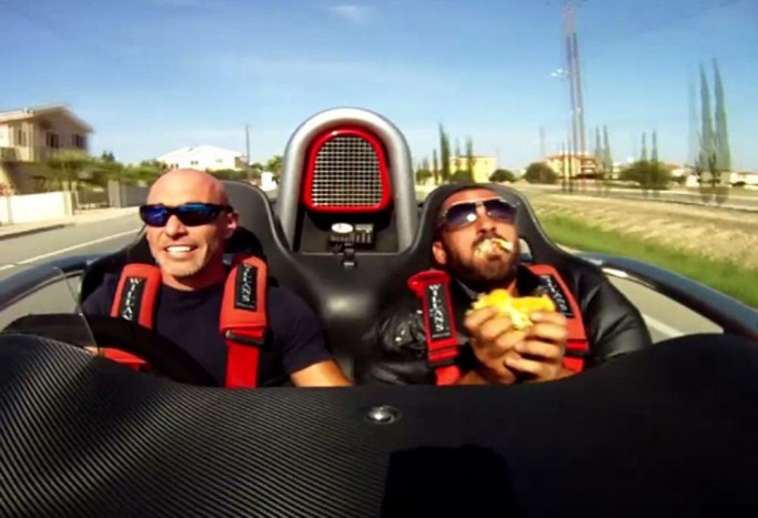 A hamburgerrobantó (Ariel) Atom