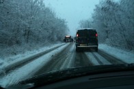 Árokba esett a Zsámbék felé tartó busz, vele átellenben pedig egy Passat 10-én reggel. Bizonyára egymástól ijedtek meg és csúsztak ki, szerencséjükre nem egy irányban