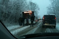 Vándorolnak át az utasok az árokba esett buszról az értük küldöttbe