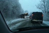 Árokba esett a Zsámbék felé tartó busz, vele átellenben pedig egy Passat 10-én reggel. Bizonyára egymástól ijedtek meg és csúsztak ki, szerencséjükre nem egy irányban