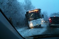 Árokba esett a Zsámbék felé tartó busz, vele átellenben pedig egy Passat 10-én reggel. Bizonyára egymástól ijedtek meg és csúsztak ki, szerencséjükre nem egy irányban