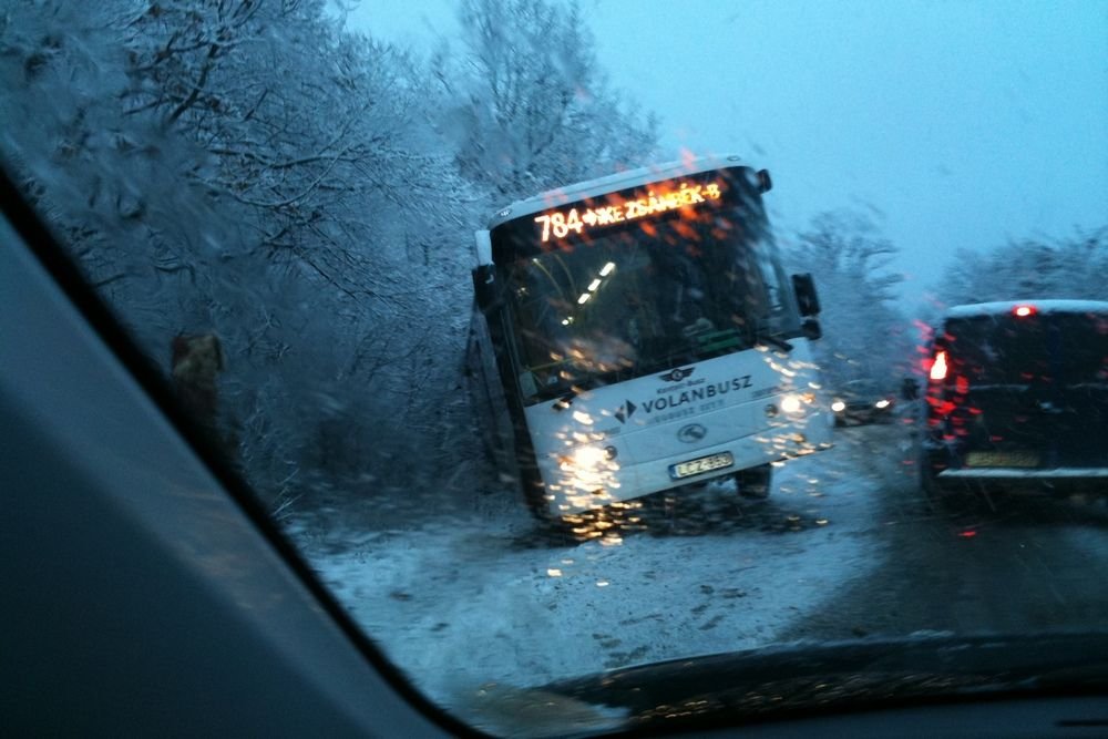 Árokba esett a Zsámbék felé tartó busz, vele átellenben pedig egy Passat 10-én reggel. Bizonyára egymástól ijedtek meg és csúsztak ki, szerencséjükre nem egy irányban