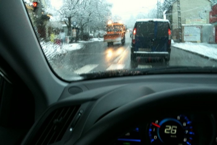 Indokolatlanul tartja fel a forgalmat a Budakeszi előtti úton lévő hóra még emlékező mazsola