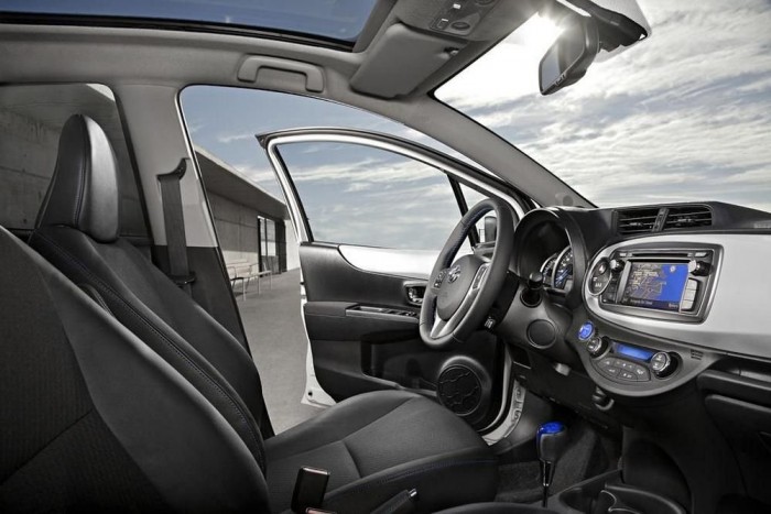 Teljes hibrid kicsiben 3 Na ebből a pontból pont olyannak látszik a Yaris Hybrid műszerfala, mint bármelyik Yarisé. A titok ugyanis a részletekben rejlik - ezúttal is
