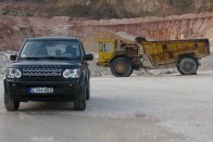 A Land Rover úgy elegáns, látványosan drága és arisztokratikus, hogy egy pillanatig sem hat idegenül sárban, erdőben, netán egy kőbányában