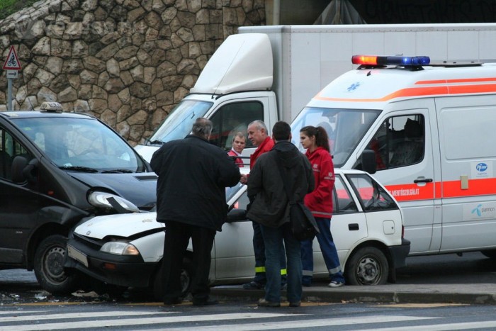 Jogsiszerzés röhejes vizsgával 3 Ha a sérült eszméletlen és nincs keringése, azonnal meg kell kezdeni az újraélesztést, amihez kérhetjük a vonalban lévő mentős segítségét
