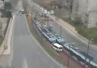 A villamossínen autózni veszélyes