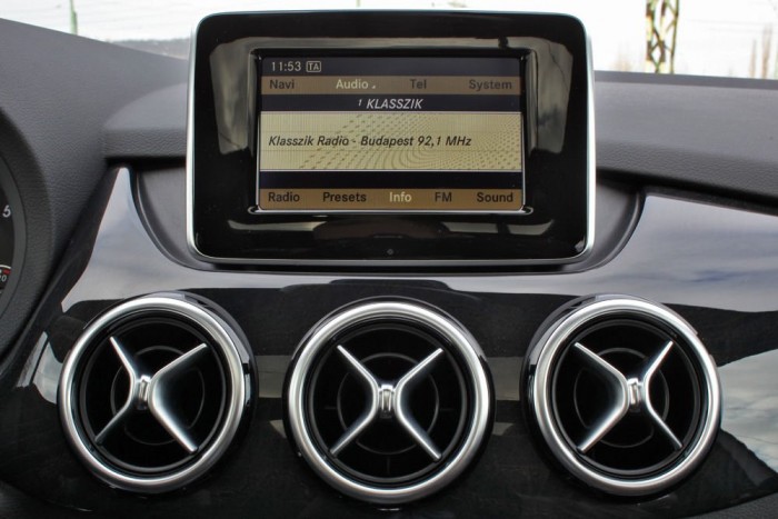 Nagy méretű a kijelző, a kezelhetőség viszont nehézkes, elkelne egy érintőképernyő