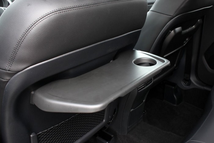 Hátul a felhajtható asztalkák képviselik a praktikumot