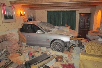 A nappali közepén állt meg az autó