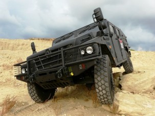 Harci Renault utcára